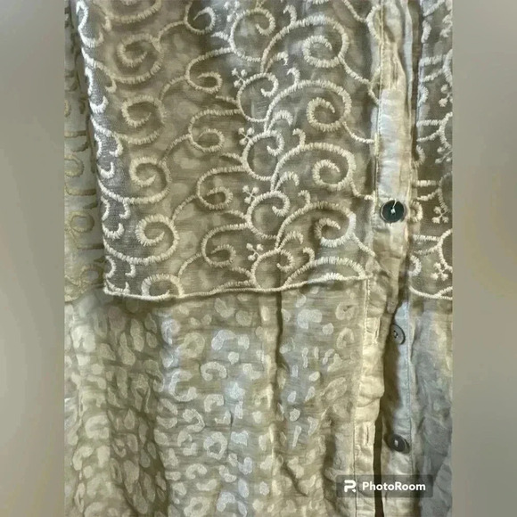 Gabby Isabella sleeveless tank collar button down shirt embroidered design - Picture 4 of 6